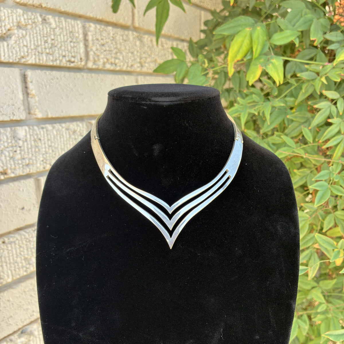 V Collar