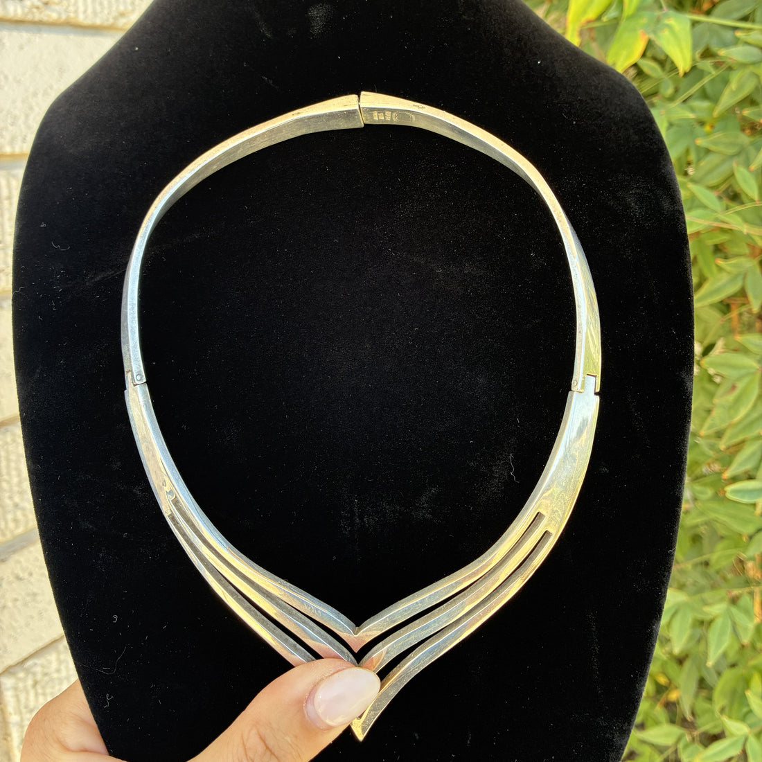 V Collar