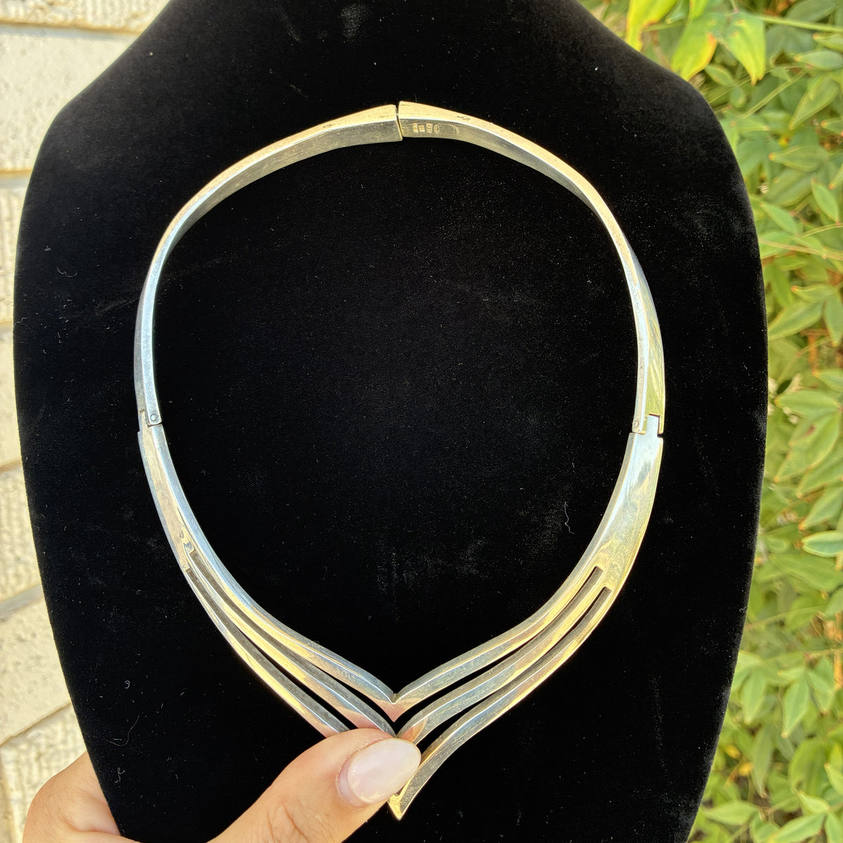 V Collar
